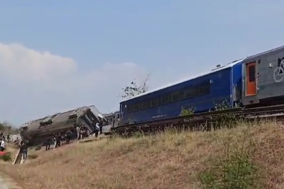 Kereta Api KA Argo Semeru dan KA Argo Wilis anjlok di jalur rel Desa Sukoreno, Sentolo, Kulon Progo, Daerah Istimewa Yogyakarta (DIY) siang. 