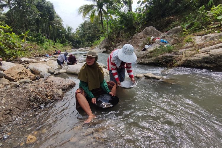 Warga Desa Keboireng Kecamatan Besuki Tulungagung Jawa Timur, mencari serpihan emas di aliran sungai desa setempat, Rabu (28/06/2025)