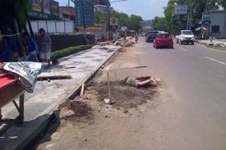 Pengerjaan trotoar granit dan perbaikan gorong-gorong di jalan RE Martadinata (Riau) yang belum selesai meski sudah melebihi batas waktu yang ditentukan kontrak.  