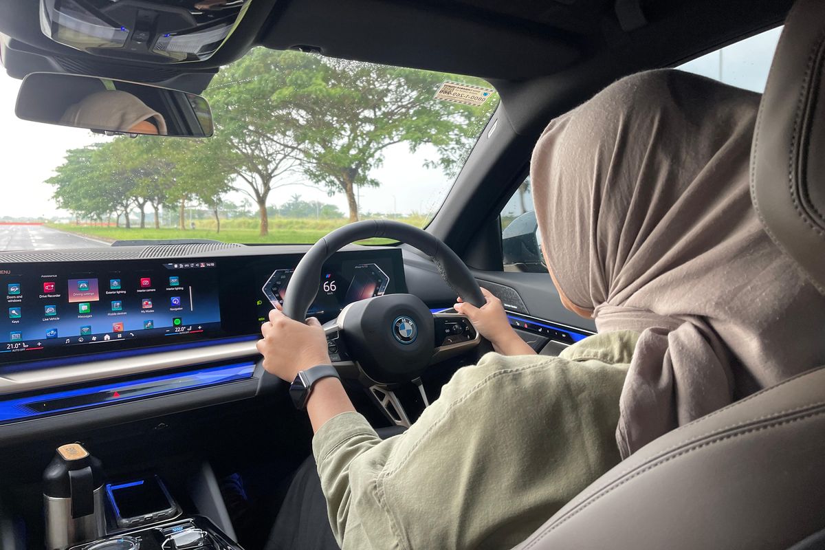 Sensasi berkendara BMW i5