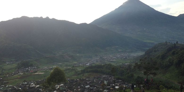 Destinasi wisata Dataran Tinggi Dieng, di Jawa Tengah yang selalu ramai dikunjungi wisatawan. Foto diambil pertengahan November 2017.