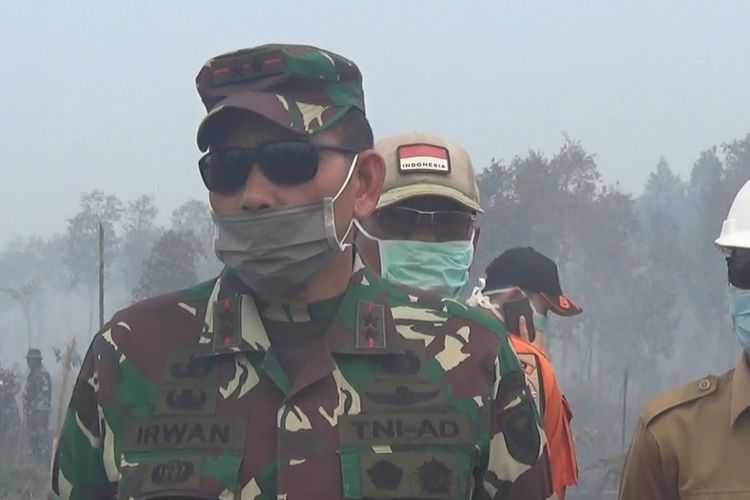 Pangdam II Sriwijaya Mayor Jendral Irwan saat meninjau kebakaran lahan dan hutan gambut di Kebun Raya Sriwijaya, Sumsel, Sabtu (14/9/2019). 