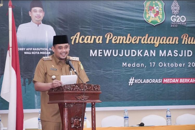 Wali Kota (Walkot) Medan Bobby Nasution saat membuka kegiatan Pemberdayaan Rumah Ibadah Mewujudkan Masjid Mandiri di Hotel Madani Medan, Senin (17/10/2022).   
