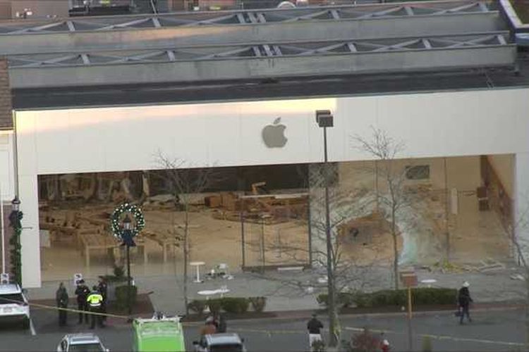 Apple Store di Inggris ditabrak mobil