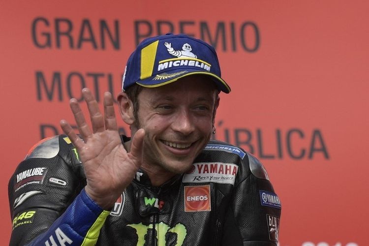 Pebalap Yamaha, Valentino Rossi, seusai naik podium pada MotoGP Argentina, 31 Maret 2019. 