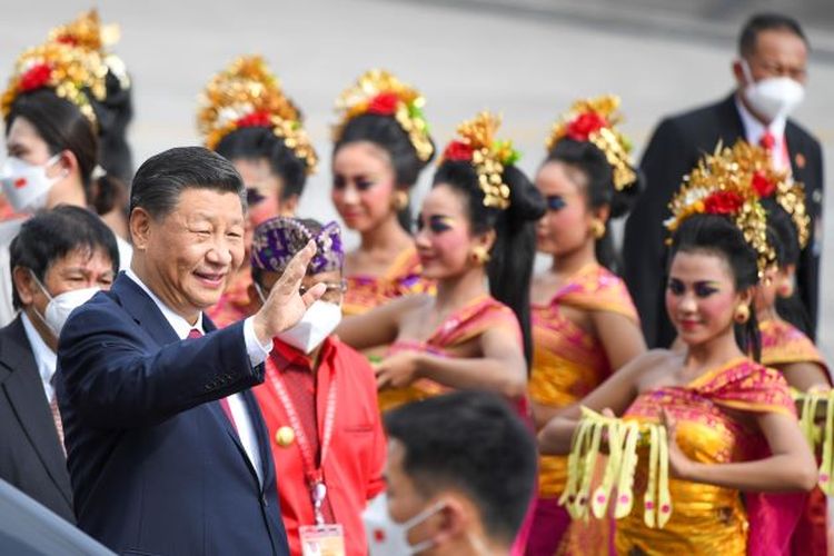 Presiden China Xi Jinping (kiri) melambaikan tangan setibanya di Terminal VVIP I Bandara I Gusti Ngurah Rai Bali, Senin (14/11/2022). Kedatangan Presiden China tersebut untuk menghadiri KTT G20 yang akan berlangsung pada 15-16 November mendatang.