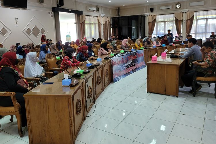 Anggota kelompok simpan pinjam perempuan mendatangi gedung DPRD Banyumas, Jawa Tengah, Selasa (11/4/2023).