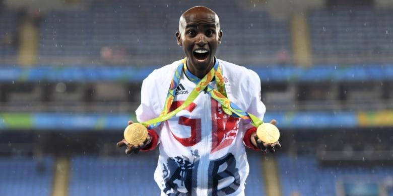 Pelari Inggris Raya, Mo Farah, berfoto dengan dua medali emas Olimpiade Rio yang dimenanginya dari lomba lari nomor 5.000 meter dan 10.000 meter di dekat podium juara di Olympic Stadium, Rio de Janeiro, Brasil, Sabtu (20/8/2016).