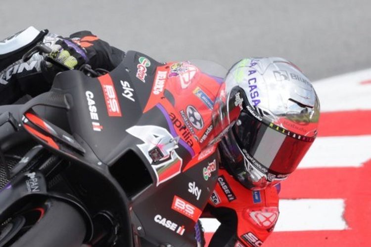 Pebalap Aprilia, Aleix Espargaro, mengikuti Free Pratice MotoGP Catalunya 2024 di Circuit de Barcelona-Catalunya, Jumat (24/5/2024). (Photo by LLUIS GENE / AFP)