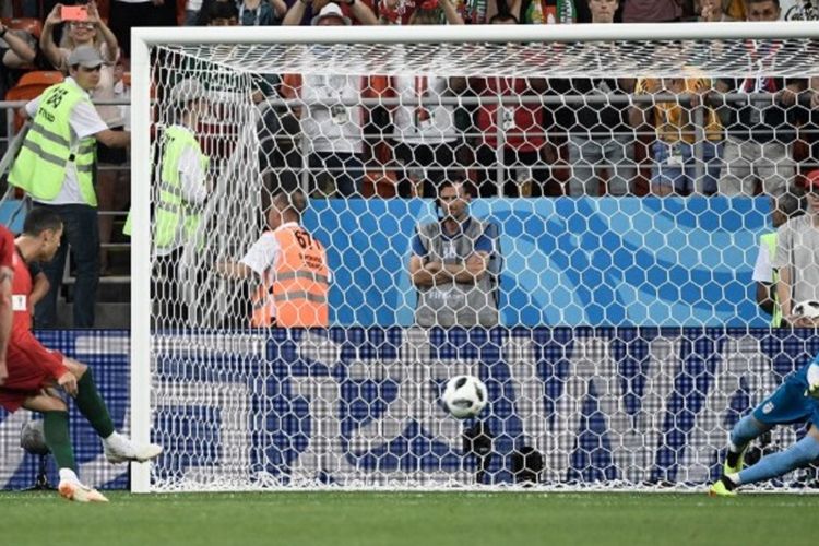 Kipera Iran, Alireza Beiranvand, menahan tendangan penalti kapten Portugal, Cristiano Ronaldo, pada laga Grup B Piala Dunia 2018 di Saransk, 25 Juni 2018. 