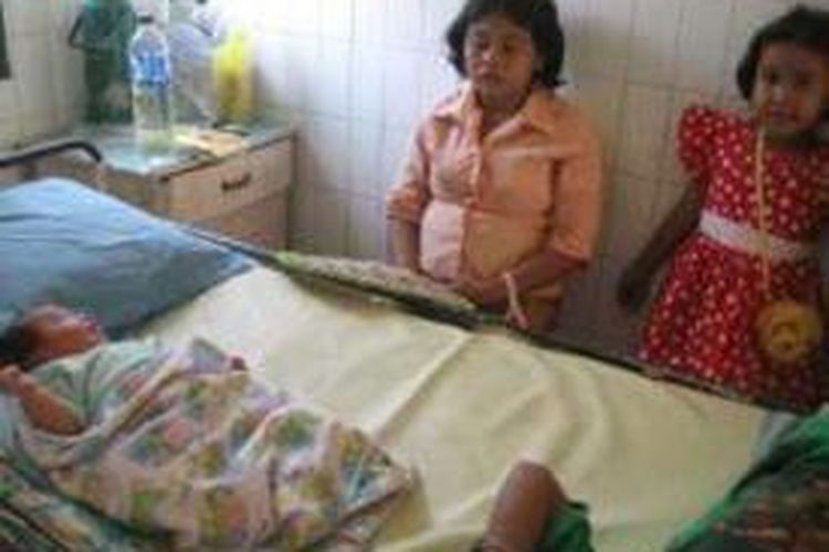 Ariyanti dan bayinya terpaksa harus bertahan di RS Dr Soegiri Lamongan, karena belum melunasi biaya persalinan, Minggu (26/1/2014).