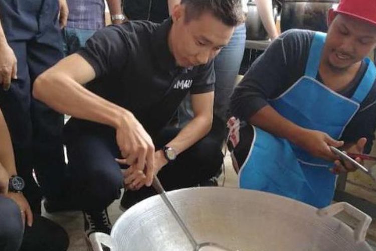 Lee Chong Wei membantu memasak buat korban banjir di Kelantan, Malaysia