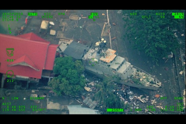 Sebuah kapal terlihat teronggok di daratan di Kota Palu, Sulawesi Tengah, pasca-gempa dan tsunami yang terjadi Juma (28/9/2018). 