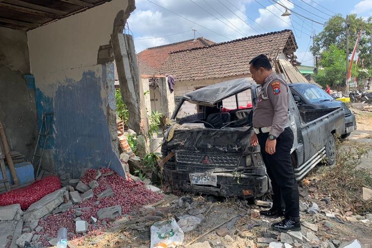 Mobil pikap pengangkut bawang merah menabrak bangunan warung makan setelah menabrak pemotor hingga tewas di Jalan Raya Blitar - Kediri, Desa Karanggondang, Kecamatan Udanawu, Kabupaten Blitar, Kamis (31/8/2023).
