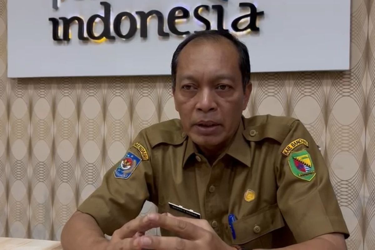 Kadisbudpar Kabupaten Bandung Wawan A Ridwan saat diwawancarai di ruangannya terkait korban meninggal dunia di Sunan Ibu, Kawah Putih, Kecamatan Rancabali, Sabtu lalu