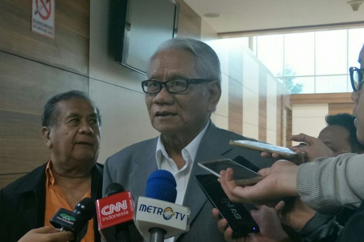 Ketua Tim Pansel Calon Hakim Konstitusi, Harjono di Kompleks Parlemen, Senin (11/3/2019). 