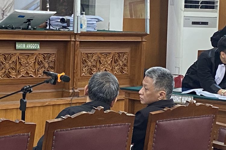 Dua terdakwa obstraction of justice atau perintangan penyidikan, Hendra Kurniawan, Agus Nurpatria menjalani persidangan di Pengadilan Negeri Jakarta Selatan, Jakarta, Kamis (1/12/2022).
