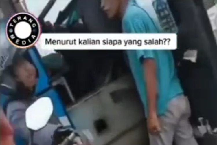 Seorang pengendara motor terlibat adu mulut dengan sopir bus di perempatan jalan lingkar Sumpiuh, Kabupaten Banyumas, Jawa Tengah.