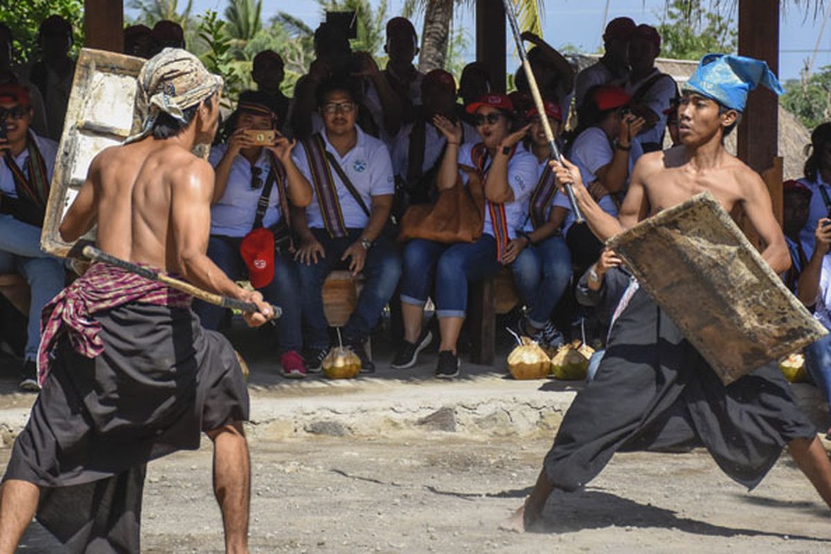 Sejumlah warga bermain Perisaian di Dusun Adat Ende, Desa Sengkol, Pujut, Praya, Lombok Tengah, NTB, Sabtu (17/11/2018). Dusun adat Ende merupakan salah destinasi wisata budaya di Lombok Tengah yang menyuguhkan wisata kehidupan masyarakat adat Sasak lengkap dengan atraksi budaya tradisional seperti musik tradisional Genggong, Gendang Beleq, dan Perisaian. 