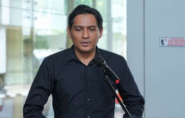 Bupati Indramayu terpilih, Lucky Hakim, memberikan keterangan pers seusai menjalani pemeriksaan Kesehatan di kompleks Kementerian Dalam Negeri, Minggu (16/2/2025). Sebanyak 505 kepala daerah di seluruh Indonesia akan mengikuti pembekalan atau retret di Akademi Militer Magelang pada 21-28 Februari 2025.