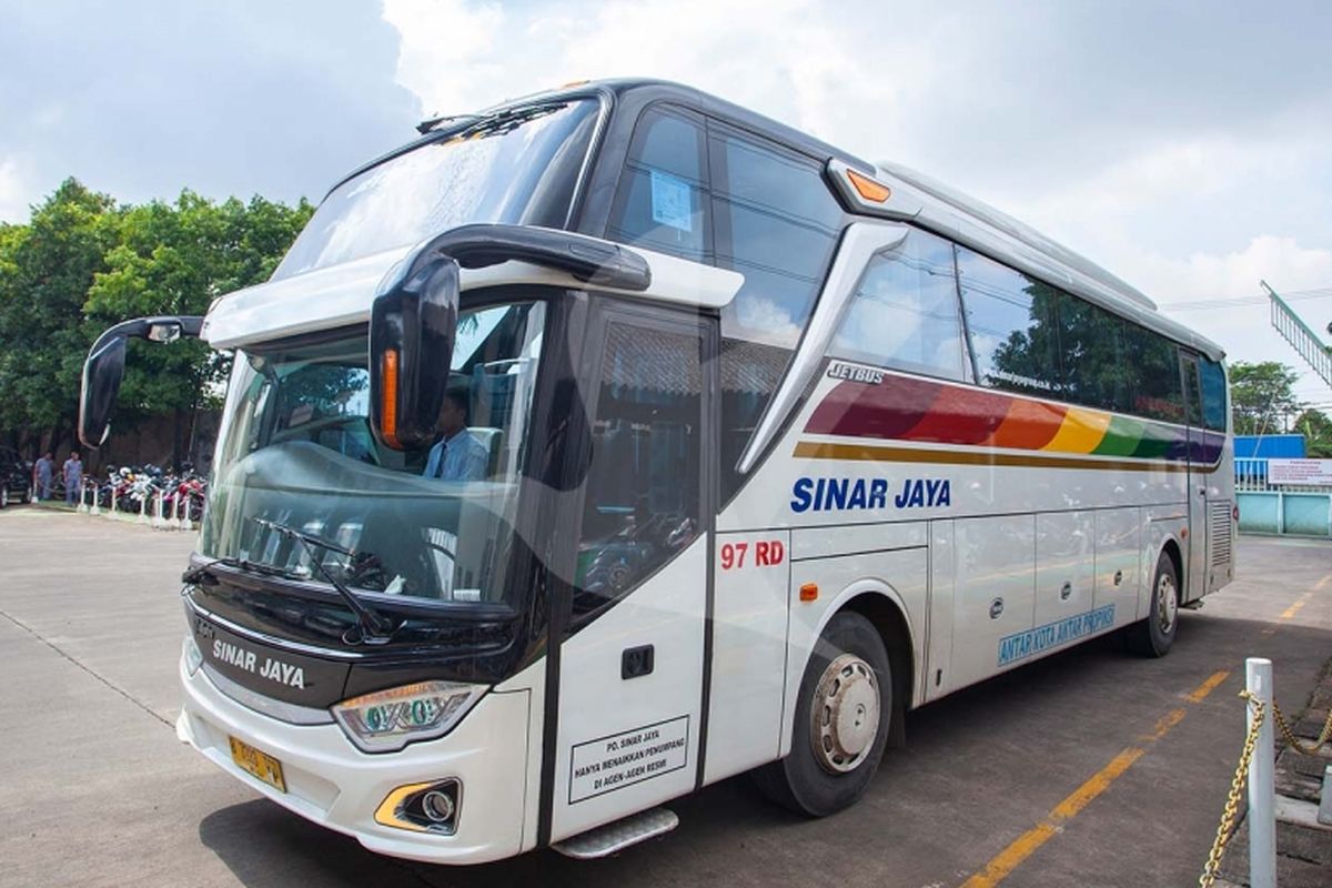 Salah satu armada bus AKAP PO Sinar Jaya