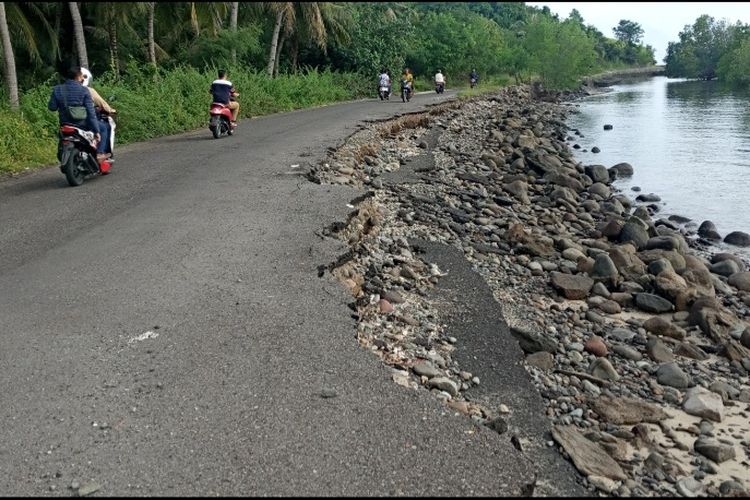 Foto: Kondisi jalan di pesisir pantai Desa Kolisia, Kecamatan Magepanda, Kabupaten Sikka yang terkelupas akibat abrasi.