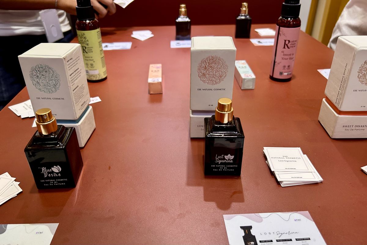 Beberapa varian parfum dari EBE Natural Cosmetic saat ditemui di booth Scent of Indonesia di Chillax Sudirman.