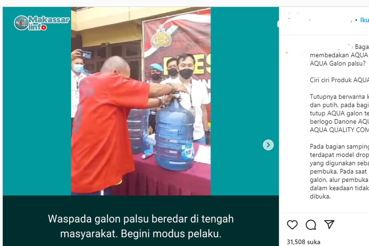 Tangkapan layar seorang pria melakukan praktik penggantian segel galon palsu dengan segel air minum merek Aqua.