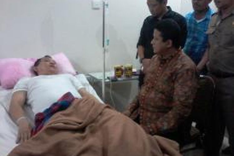 Ketua Bawaslu RI, Muhammad membesuk Ketua Panwaslu Makassar, Amir Ilyas di RS Grestelina pasca pengeroyokan saat pemilu kemarin.