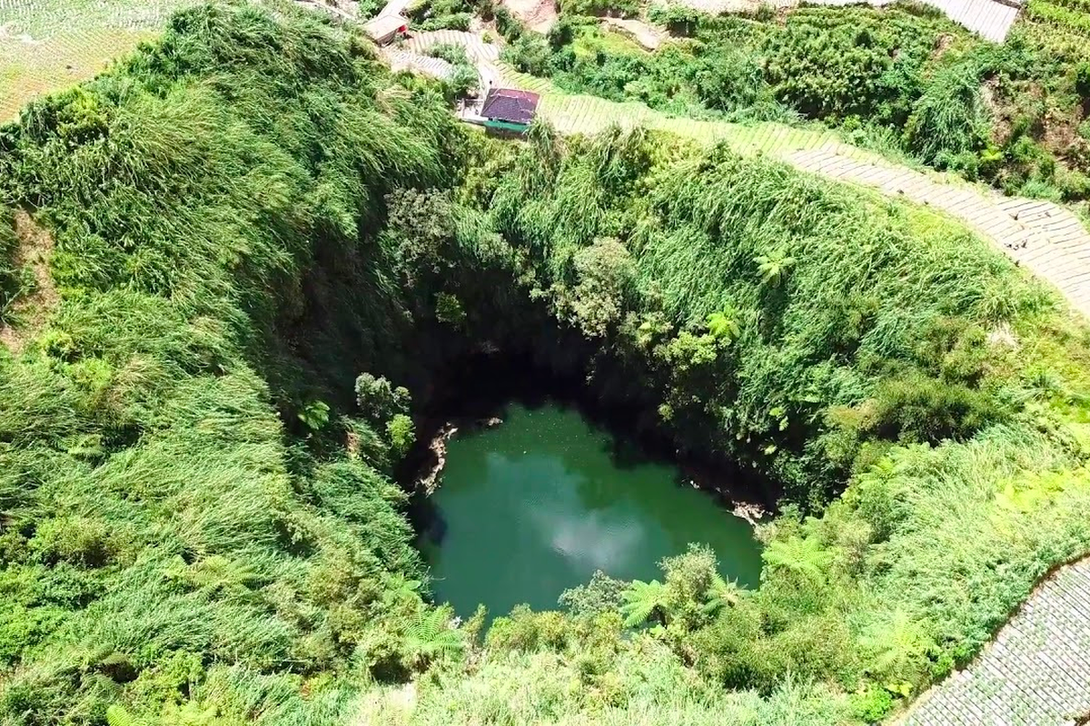 Sumur Jalatunda Dieng, Banjarnegara, Jawa Tengah. Sumur raksasa dan terbesar di Indonesia dengan diameter 90 meter dan kedalaman 100 meter. 