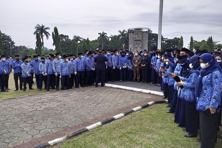 Para Aparatur Sipil Negara di lingkungan Pemerintah Kabupaten Bogor, Jawa Barat.