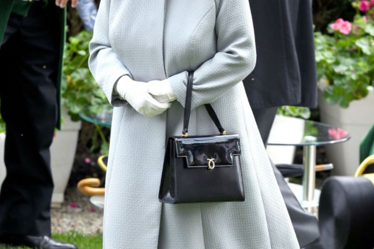 Ratu Elizabeth II selalu membawa tas tangan kemana pun pergi.