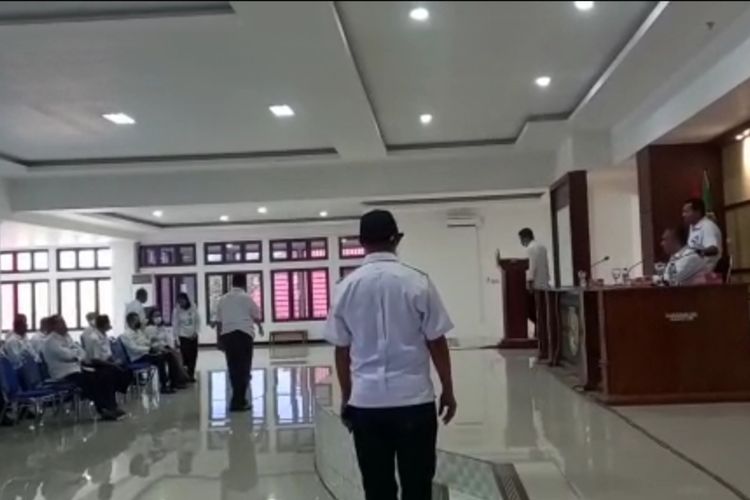 Foto: Suasana ketika Bupati Sikka, NTT, Fransiskus Roberto Diogo mengusir Kepala Dinas Ketahanan Pangan, Hengky Sali saat rapat evaluasi penanganan stunting tingkat kecamatan di Aula Lantai III Kantor Bupati, Rabu (25/5/2022).