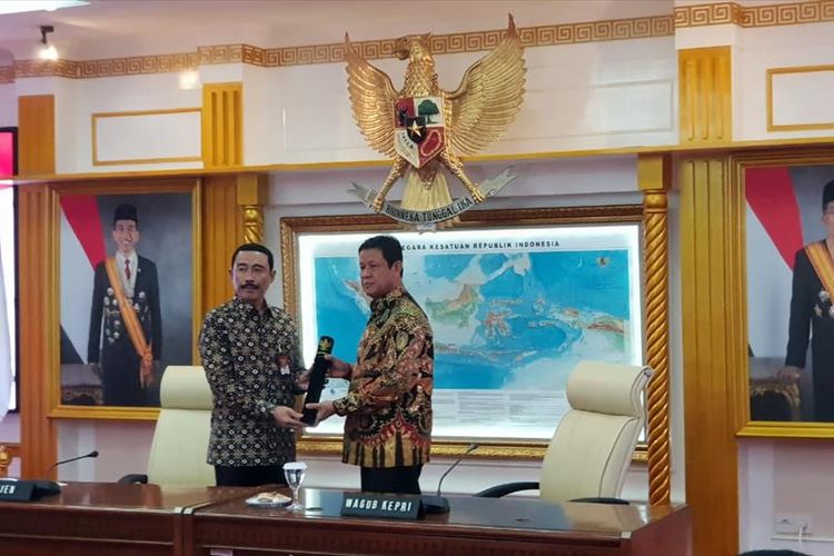 Wagub Kepri Isdianto menerima SK Plt Gubernur Kepri yang diberikan oleh Sekretaris Jenderal (Sekjen) Kemendagri Hadi Prabowo.