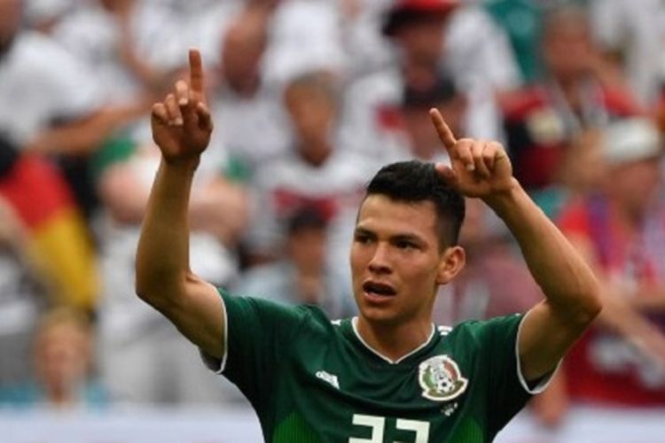 Hirving Lozano merayakan gol Meksiko ke gawang Spartak di depan Joshua Kimmich pada laga Piala Dunia 2018 di Stadion Luzhniki, 17 Juni 2018. 