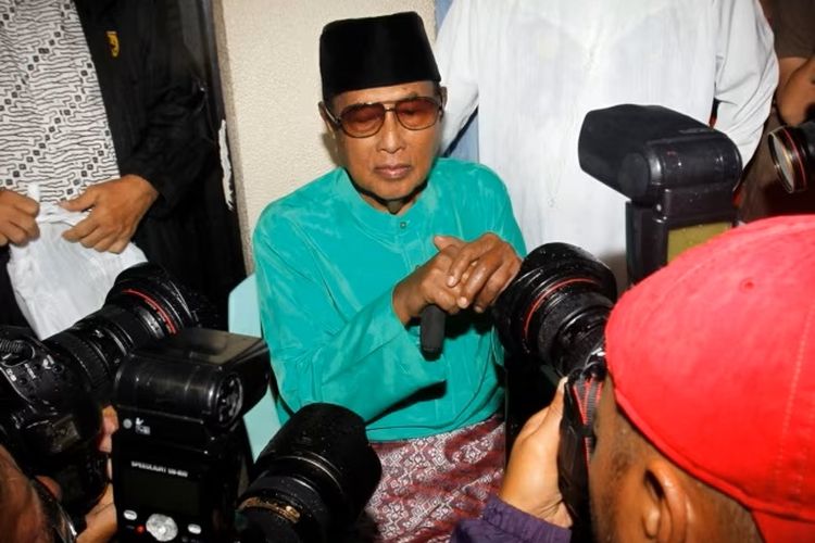 Jamalul Kiram III, mantan Sultan Sulu wilayah Filipina selatan di depan Masjid Biru di Taguig, selatan Manila, 22 Februari 2013.