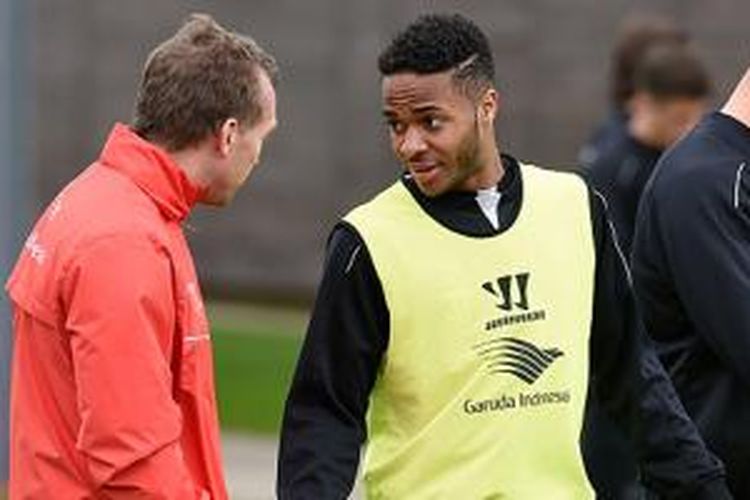 Brendan Rodgers dan Raheem Sterling dalam salah satu sesi latihan Liverpool. 