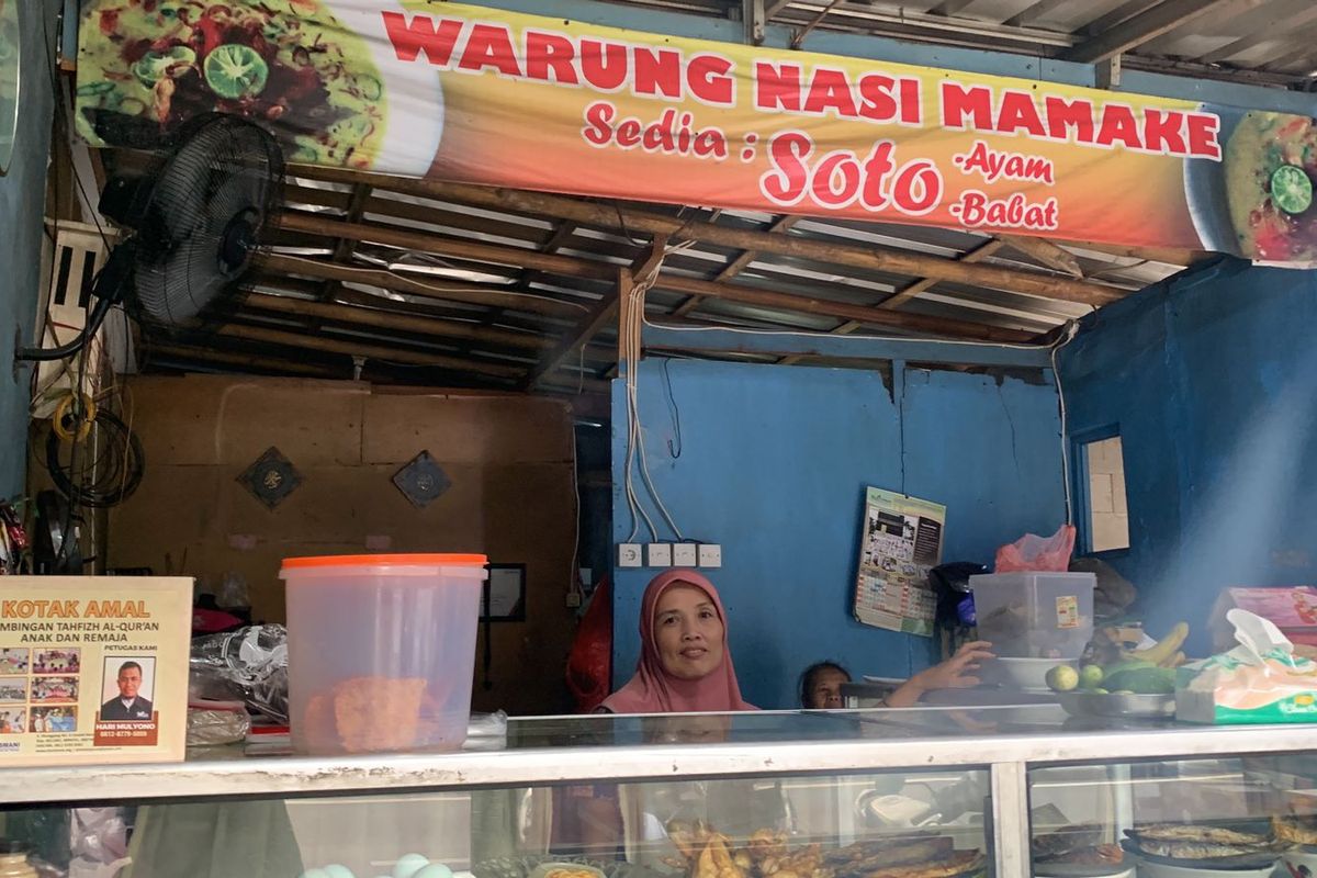 Kasturah (47), pemilik warteg Mamake saat ditemui di kawasan Cilandak, Jakarta Selatan, Kamis (22/9/2022). Para fans One Piece seketika menyulap warteg Mamake menjadi sebuah tempat makan gratis bernama warteg Bajak Laut pada Rabu (21/9/2022).  