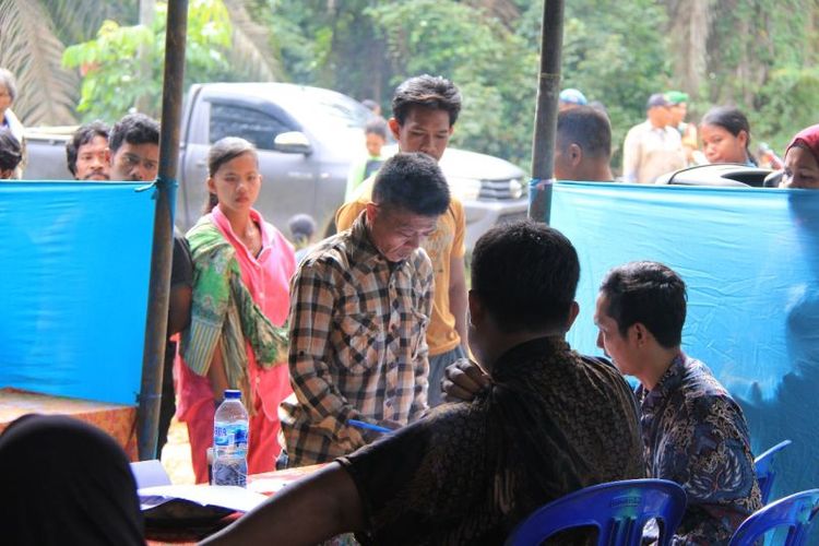 Orang Rimba atau Suku Anak Dalam (SAD) di Desa Bukit Suban, Kecamatan Air Hitam, Kabupaten Sarolangun, Jambi saat melakukan pencoblosan di TPS setempat pada 14 Februari 2024.