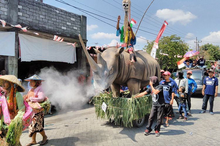 Ikon badak raksasa yang ditampilkan dalam karnaval sedekah bumi di Desa Sumari, Gresik, Jawa Timur, Minggu (19/8/2018).