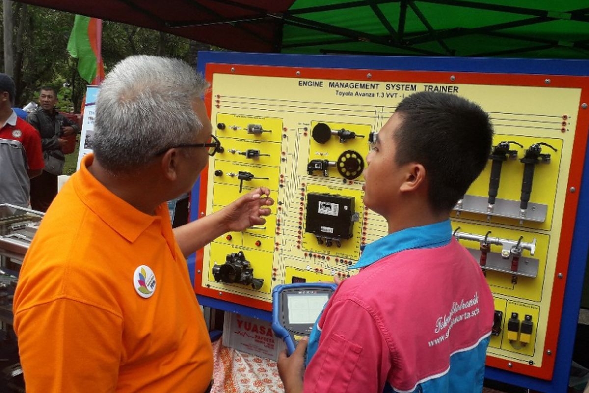 Wali Kota Jakarta Utara Syamsuddin Lologau berbincang dengan salah satu murid SMK dalam acara Gebyar SMK di Kantor Wali Kota Jakarta Utara, Rabu (23/1/2019).