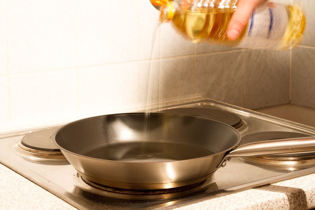 Ilustrasi pakai minyak panas untuk menggoreng donat. 