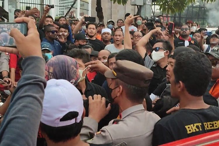 Aksi unjuk rasa yang dilakukan oleh sopir taksi online di depan Gedung DPR/MPR, Senayan, Jakarta, Rabu (21/9/2022), berujung ricuh. 