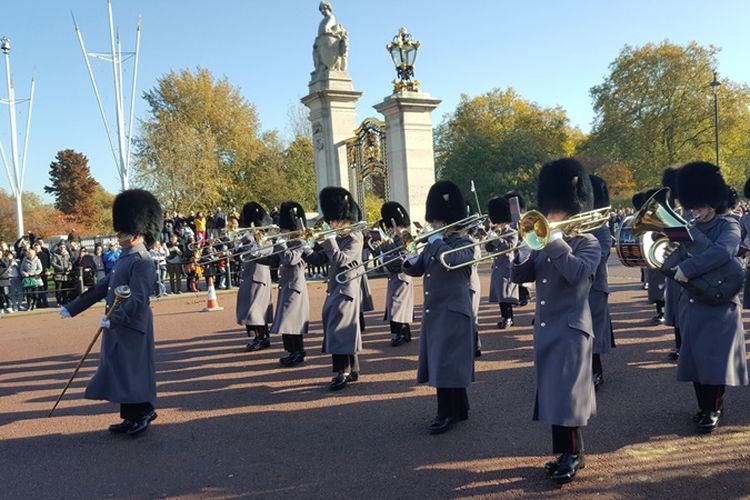 Salah satu prosesi dalam upacara changing of the guard, upacara pergantian pasukan pengawal di Buckingham Palace, kediaman resmi Ratu Inggris, Queen Elisabeth II, Senin (6/11/2017). Upacara pergantian biasanya berlangsung setiap hari Senin, Rabu, Jumat dan Minggu, sekitar pukul 11.00 WIB.