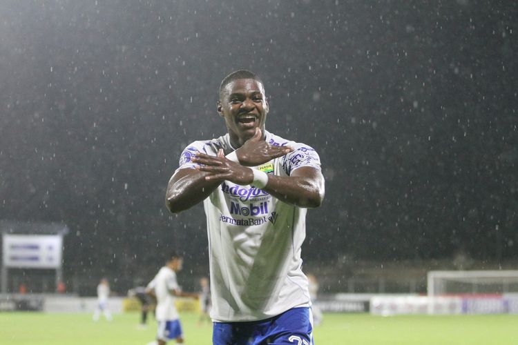 Selebrasi Bruno Cantanhede seusai mencetak gol pada laga pembuka pekan ke-31 Liga 1 yang mempertemukan Persib vs Madura United di Stadion Gelora Ngurah Rai, Denpasar, Bali, Minggu (13/3/2022). Hasil Persib vs Madura United 3-2 untuk kemenangan Maung Bandung.