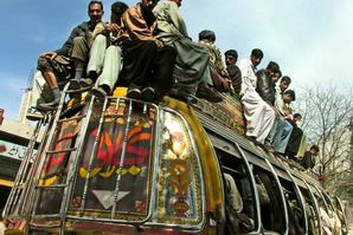 Asyiknya naik bus di Pakistan. Duduk di atap bukan pengalaman untuk dicoba kaum hawa.