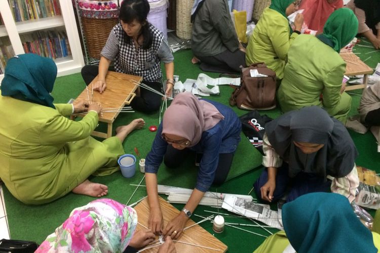 Anggota Gabungan Organisasi Wanita (GOW) Kabupaten Balangan, Kalimantan Selatan, belajar membuat aneka kerajinan dari kertas koran saat berkunjung di Kampung Koran, Kelurahan Gelora, Kecamatan Tanah Abang, Jakarta Pusat, Kamis (2/11/2017).