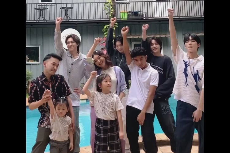 Boy group WayV berkunjung ke rumah keluarga Ruben Onsu dan membuat konten joget bersama.