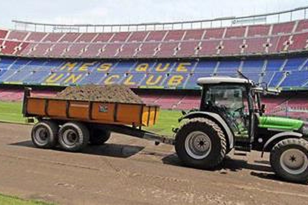 Pengerjaan mengganti rumput Stadion Camp Nou, 22 Juli 2012.