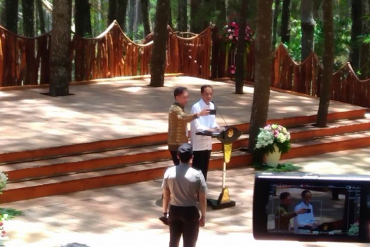 Presiden Joko Widodo mengajak Swafoto salah Satu Peserta dialog di Hutan Pinus Mangunan, Dlingo, Bantul, Jumat (28/9/2018)